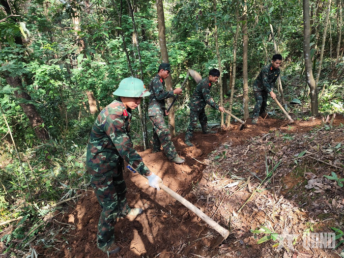  Cán bộ, chiến sĩ Bộ CHQS tỉnh Lai Châu thực hiện nhiệm vụ tìm kiếm, quy tập HCLS trên địa bàn tỉnh.
