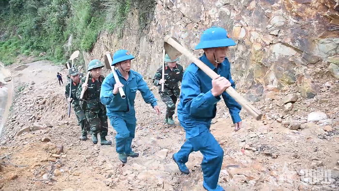  Cán bộ, chiến sĩ Bộ CHQS tỉnh Lai Châu hành quân thực hiện nhiệm vụ tìm kiếm quy tập hài cốt liệt sĩ trên địa bàn tỉnh. 
