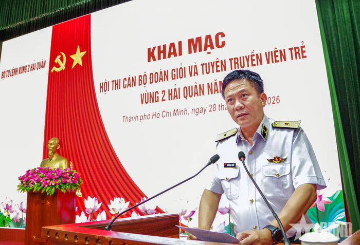 Chuẩn đô đốc Trần Mạnh Chiến, Bí thư Đảng ủy, Chính ủy Vùng 2 Hải quân phát biểu chỉ đạo tại lễ khai mạc.