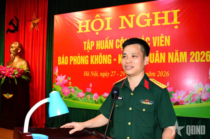 Đại tá Nguyễn Văn Hải, Trưởng phòng biên tập Văn hóa - Thể thao, Báo Quân đội nhân dân giới thiệu chuyên đề và trao đổi kinh nghiệm với cộng tác viên.