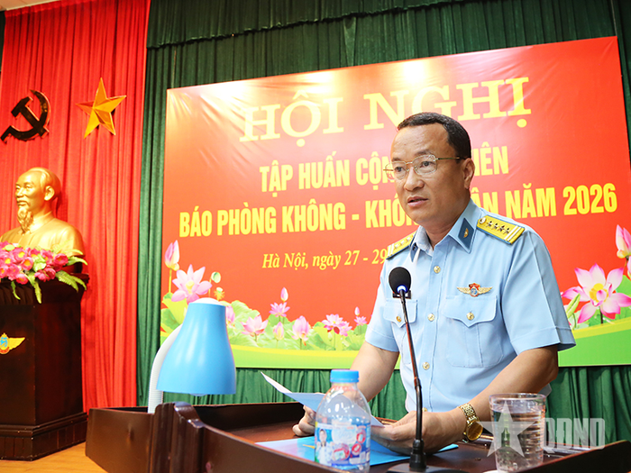 Đại tá Nguyễn Ngọc Bảo, Phó chủ nhiệm Chính trị Quân chủng Phòng không - Không quân phát biểu bế mạc hội nghị.