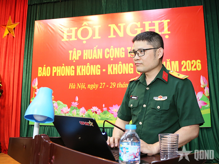 Báo cáo viên của Trung tâm Phát thanh - Truyền hình Quân đội giới thiệu chuyên đề tại hội nghị tập huấn.