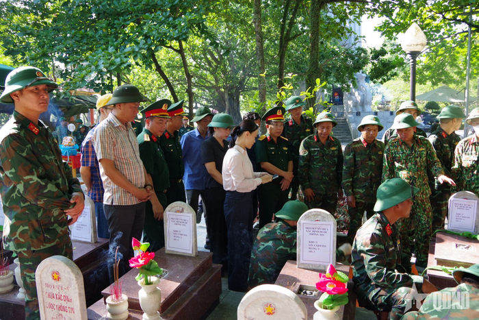 Ban chỉ đạo về tìm kiếm, quy tập và xác định danh tính HCLS tỉnh Quảng Trị và các đại biểu các đơn vị dự theo dõi lấy mẫu các HCLS.