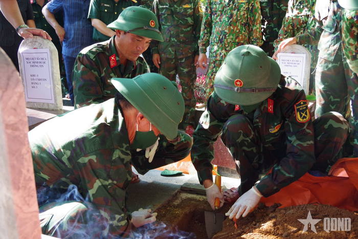  Công tác lấy mẫu tại các phần mộ liệt sĩ được thực hiện chặt chẽ, khoa học. 