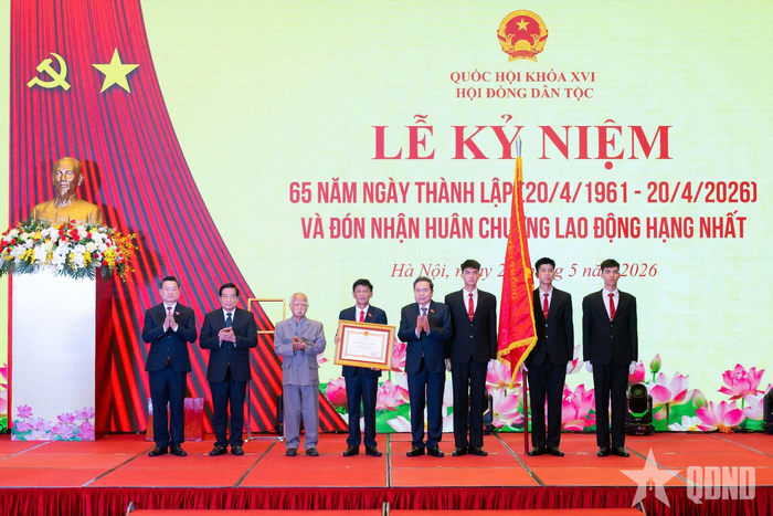 Thay mặt lãnh đạo Đảng, Nhà nước, Chủ tịch Quốc hội Trần Thanh Mẫn đã trao Huân chương Lao động hạng Nhất tặng Hội đồng Dân tộc.