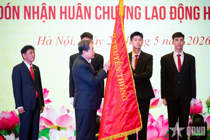  Thay mặt lãnh đạo Đảng, Nhà nước, Chủ tịch Quốc hội Trần Thanh Mẫn trao Huân chương Lao động hạng Nhất tặng Hội đồng Dân tộc. 