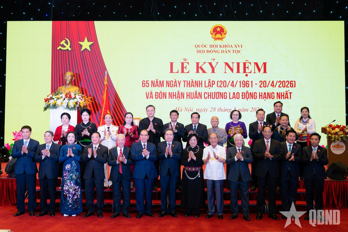 Chủ tịch Quốc hội Trần Thanh Mẫn cùng các đồng chí lãnh đạo, nguyên lãnh đạo Đảng, Nhà nước tại lễ kỷ niệm. 
