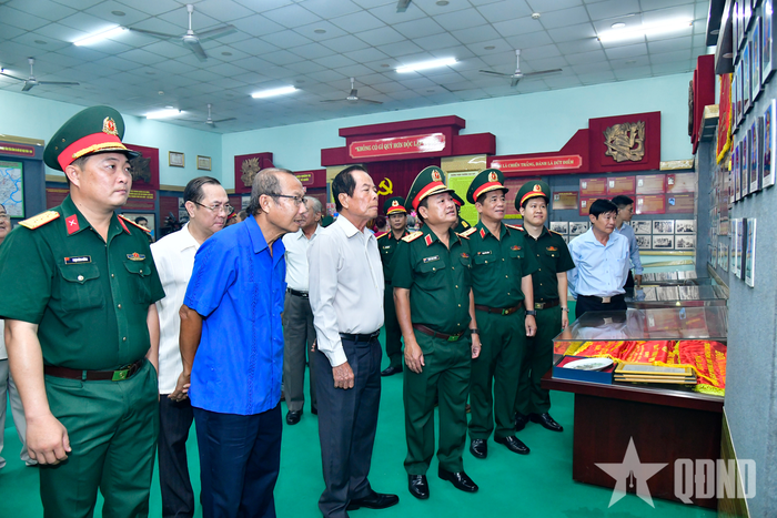 Các đại biểu tham quan Phòng truyền thống của Trung đoàn Gia Định. 