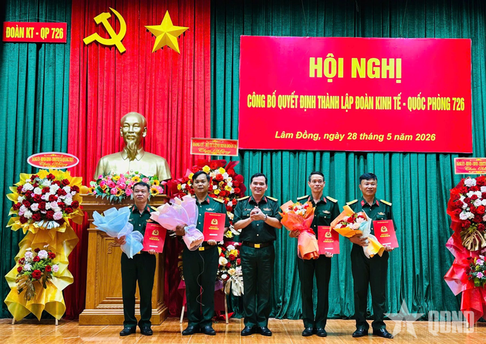  Đại tá Trịnh Phạm Hòa trao quyết định về nhân sự cán bộ của Đoàn Kinh tế - Quốc phòng 726. 