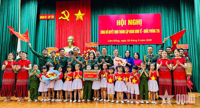  Đảng ủy, Chỉ huy Đoàn Kinh tế - Quốc phòng 726 trao quà tặng Đội văn nghệ biểu diễn tại hội nghị.