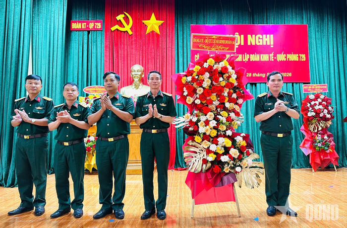  Đại tá Trịnh Phạm Hòa tặng hoa chúc mừng Đoàn Kinh tế - Quốc phòng 726. 