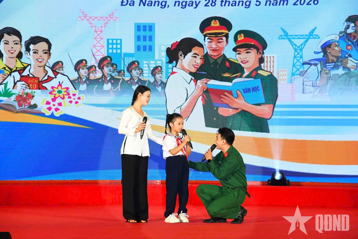 Các tiết mục văn nghệ của các cháu thiếu nhi con cán bộ, nhân viên Cục Chính trị Quân khu 5.