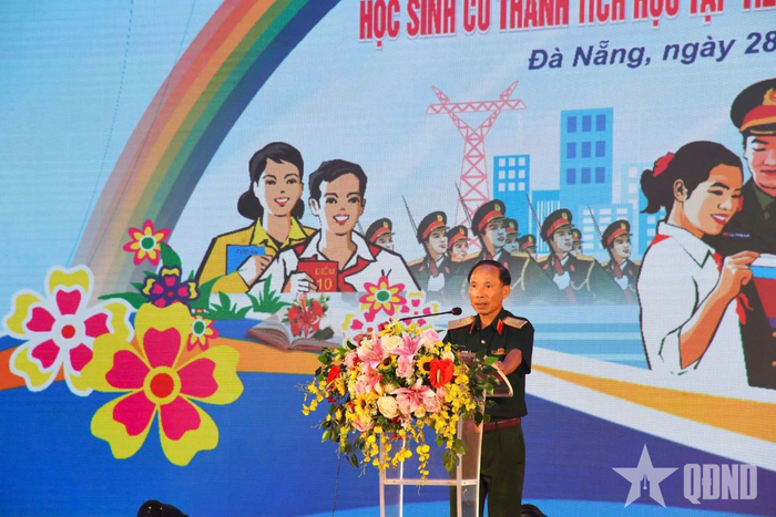 Thiếu tướng Đoàn Văn Nhất, Bí thư Đảng ủy, Phó cục trưởng Cục Chính trị Quân khu 5 phát biểu tại chương trình.