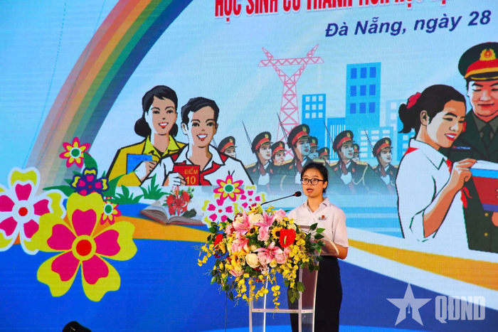 Cháu Ngô Mai Khanh, học sinh lớp 9, Trường THCS Huỳnh Thúc Kháng, TP Đà Nẵng phát biểu cảm nghĩ tại chương trình.