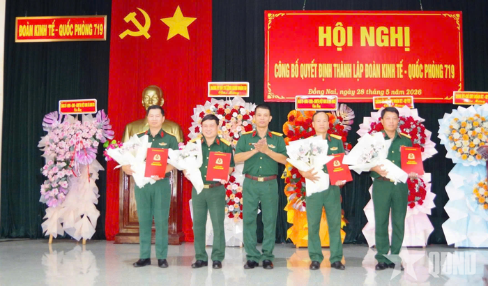  Đại tá Lê Đức Hiền, Phó tư lệnh Binh đoàn 16 trao Quyết định cho Đoàn trưởng, Phó đoàn trưởng Đoàn Kinh tế - Quốc phòng 719. 