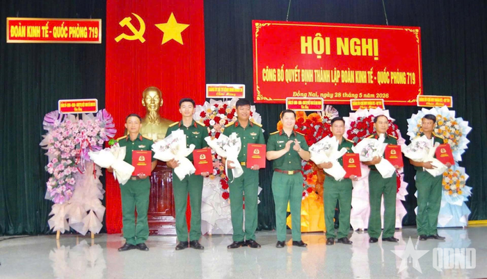 Thượng tá Nguyễn Văn Thức, Đoàn trưởng Đoàn Kinh tế - Quốc phòng 719 trao quyết định bổ nhiệm cán bộ cho các trưởng phòng của đơn vị.