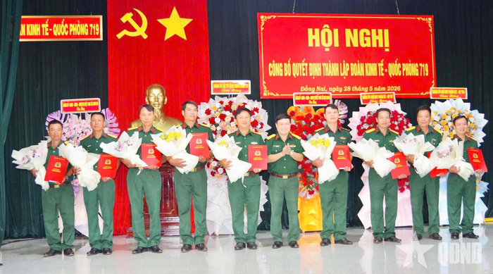 Thượng tá Vũ Văn Lương, Phó đoàn trưởng Đoàn Kinh tế - Quốc phòng 719 trao quyết định bổ nhiệm cán bộ cho Đội trưởng các đội sản xuất.