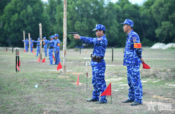  Sĩ quan thực hiện nội dung bắn K54 bài 2, 2b. 