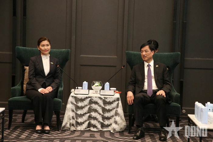 Đồng chí Nguyễn Duy Ngọc và PGS, TS Chaowaree Adthalungrong - Giám đốc điều hành Trung tâm Kỹ thuật Di truyền và Công nghệ Sinh học Quốc gia (BIOTEC) của Thái Lan.