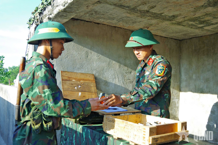 Chiến sĩ mới nhận lựu đạn. 