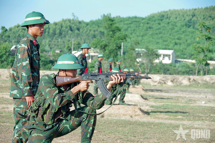  Chiến sĩ mới Sư đoàn 31 thực hành bắn súng tiểu liên AK bài 1. 