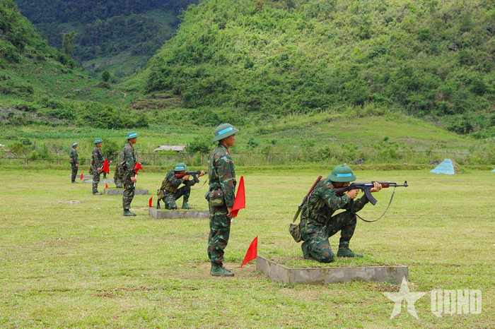 Chiến sĩ Trung đoàn 880 thực hành kiểm tra bắn súng tiểu liên AK.