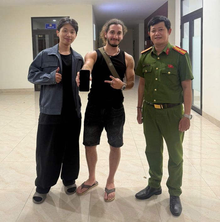 Nam du khách Brazil vui mừng nhận tại tài sản.