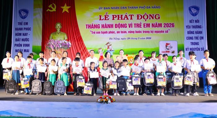 Phó Chủ tịch UBND thành phố Nguyễn Thị Anh Thi cùng các đại biểu trao tặng học bổng và quà cho các em.