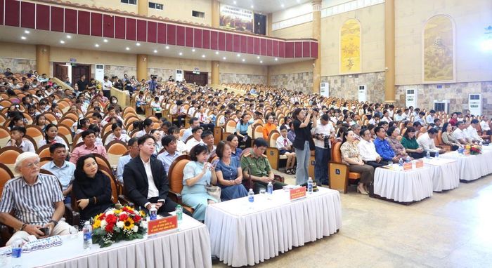Các đại biểu tham dự buổi lễ.