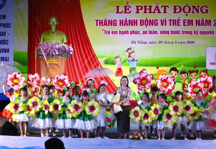 Đại diện ban tổ chức tặng hoa cho đội văn nghệ biểu diễn tại buổi lễ.