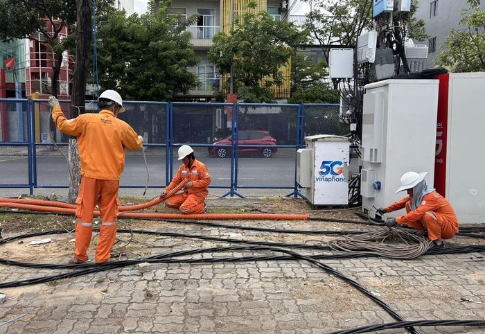 Điện lực Sơn Trà kéo cáp cấp điện khu vực khán đài pháo hoa dọc đường Trần Hưng Đạo.