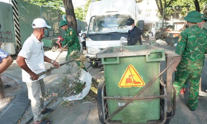 Lực lượng quân đội cùng các hội, đoàn thể tham gia dọn vệ sinh môi trường phục vụ DIFF 2026.