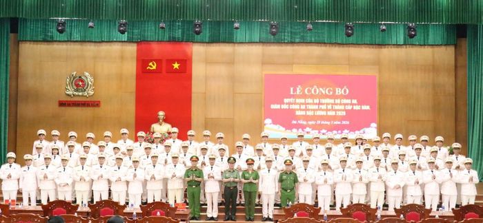 Lãnh đạo Công an TP chụp ảnh lưu niệm cùng các đồng chí được thăng cấp bậc hàm, nâng bậc lương năm 2026