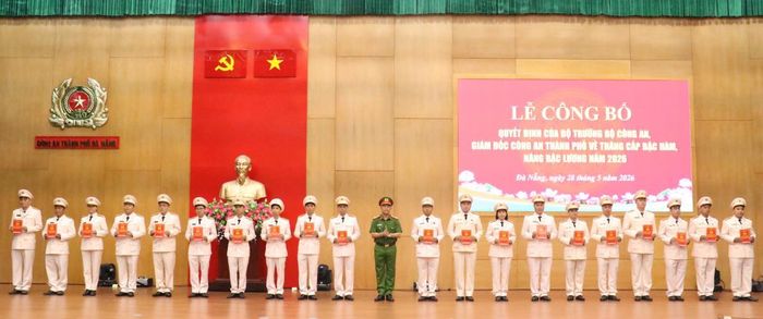 Đại tá Nguyễn Hà Lai, Phó Giám đốc Công an TP trao quyết định cho các CBCS