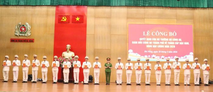 Đại tá Võ Thị Trinh, Phó Giám đốc Công an TP trao quyết định cho các CBCS