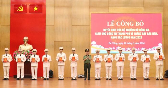 Thiếu tướng Nguyễn Hữu Hợp trao quyết định của Bộ trưởng Bộ Công an cho các đồng chí lãnh đạo cấp phòng được thăng cấp bậc hàm, nâng bậc lương