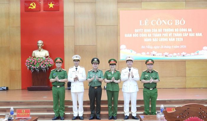 Thiếu tướng Nguyễn Hữu Hợp cùng các đồng chí trong Ban Giám đốc Công an TP chúc mừng 2 đồng chí Phó Giám đốc được thăng cấp bậc hàm, nâng bậc lương