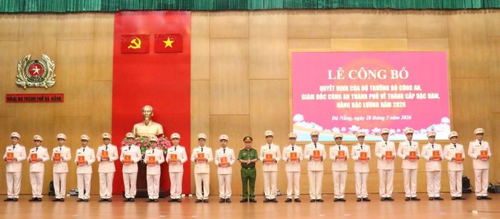 Đại tá Nguyễn Văn Tăng, Thành ủy viên, Phó Giám đốc Công an TP trao quyết định cho các đồng chí được thăng cấp bậc hàm, nâng bậc lương