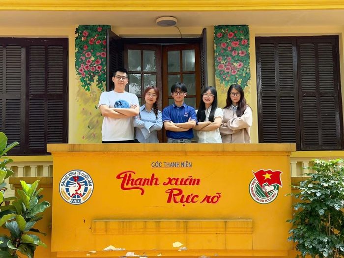 Nguyễn Anh Vũ (ngoài cùng, bên trái) cùng bạn bè tại Đại học Kinh tế Quốc dân. Nam sinh cho biết, điều quý giá nhất sau 3,5 năm đại học là những mối quan hệ và ký ức tuổi trẻ.