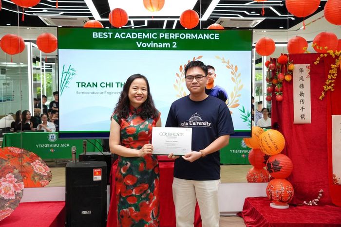 Khoảnh khắc vinh danh cá nhân có thành tích nổi bật trong học kỳ Spring 2026 tại 'Asia Day 2026'.
