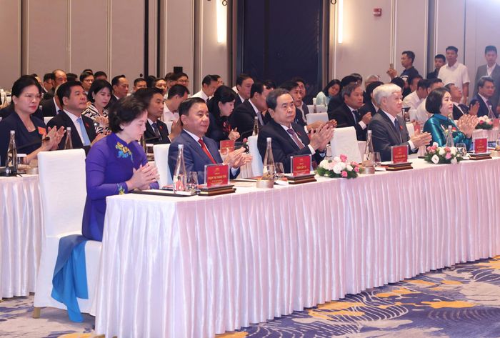  Các đồng chí lãnh đạo Đảng, Nhà nước cùng các đại biểu dự hội nghị. Ảnh: QUANG PHÚC 