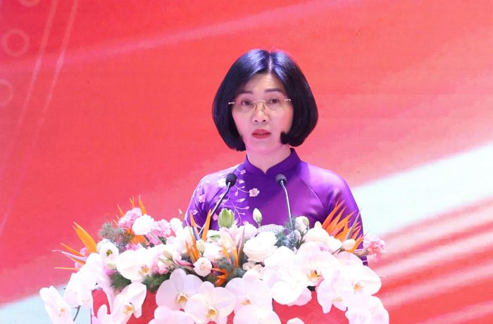  Chủ tịch HĐND TP Hà Nội Phùng Thị Hồng Hà trình bày tham luận tại hội nghị. Ảnh: QUANG PHÚC 