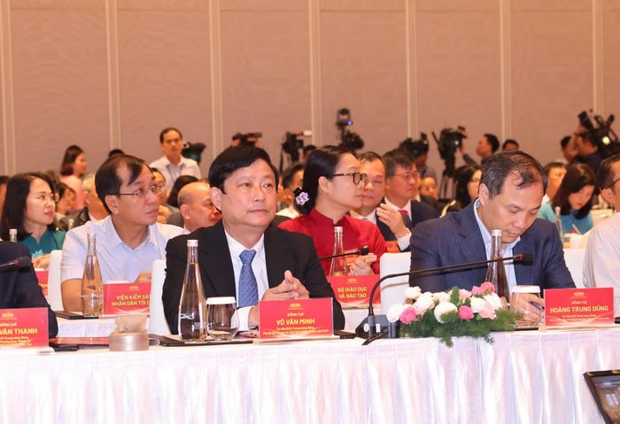 Đồng chí Võ Văn Minh, Ủy viên Trung ương Đảng, Phó Bí thư Thành ủy, Chủ tịch HĐND TPHCM cùng các đại biểu tham dự hội nghị. Ảnh: QUANG PHÚC