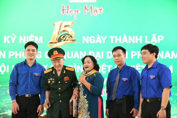  Đại tá, Anh hùng Lực lượng vũ trang nhân dân Nguyễn Văn Tàu (Tư Cang) cùng các đại biểu chia sẻ tại chương trình 