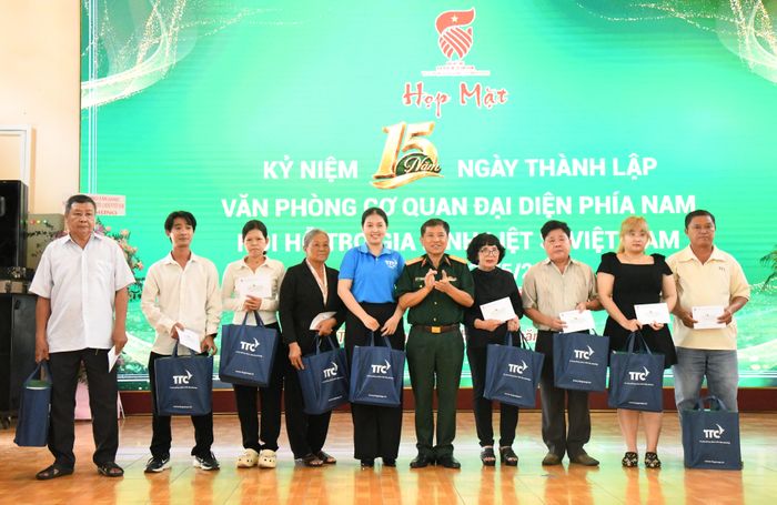  Ban tổ chức trao quà đến thân nhân liệt sĩ 