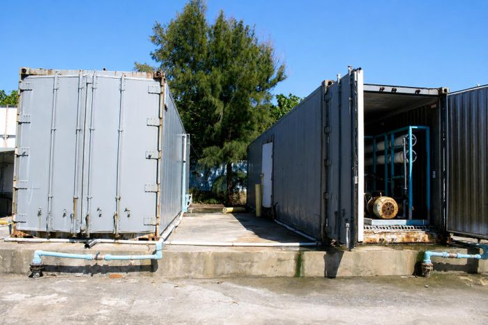 Hệ thống lọc nước biển thành nước ngọt bên trong nhà máy. Ảnh: NGUYỄN TRANG