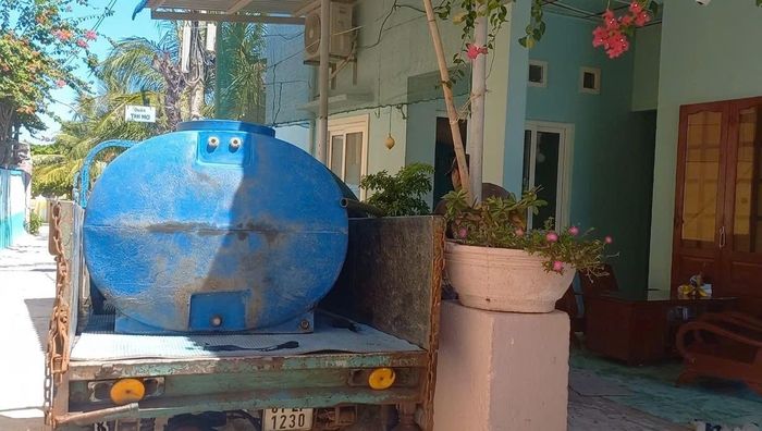 Xe nước của gia đình ông Tiên dùng để chở ra các bãi tắm. Ảnh: NGUYỄN TRANG
