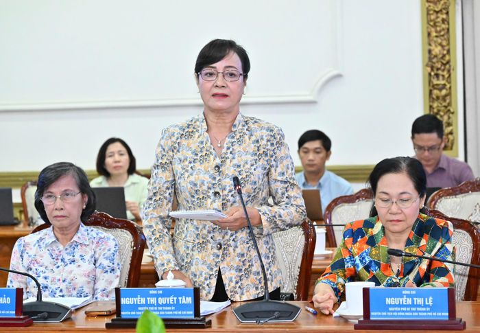  Đồng chí Nguyễn Thị Quyết Tâm góp ý. Ảnh: VIỆT DŨNG 