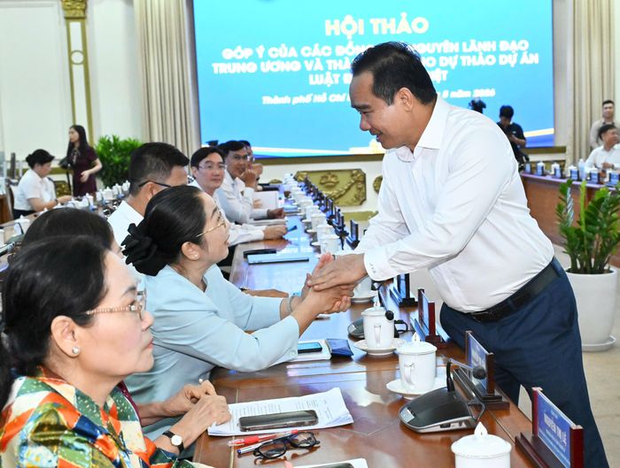  Đồng chí Nguyễn Văn Được chào mừng các đại biểu dự hội thảo. Ảnh: VIỆT DŨNG 