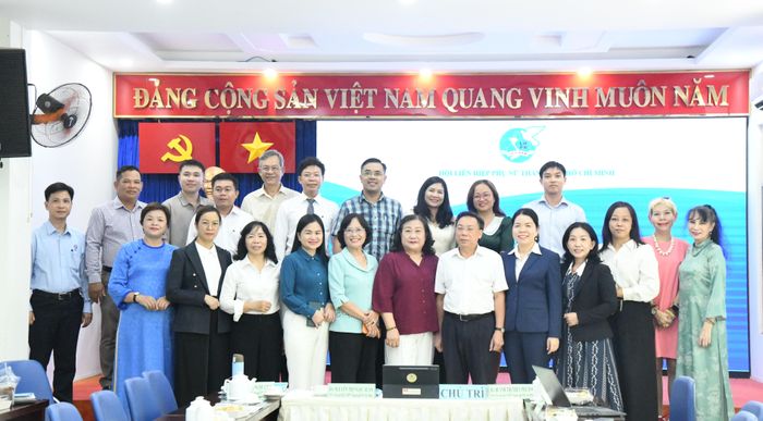  Đại biểu dự hội thảo chụp hình lưu niệm 
